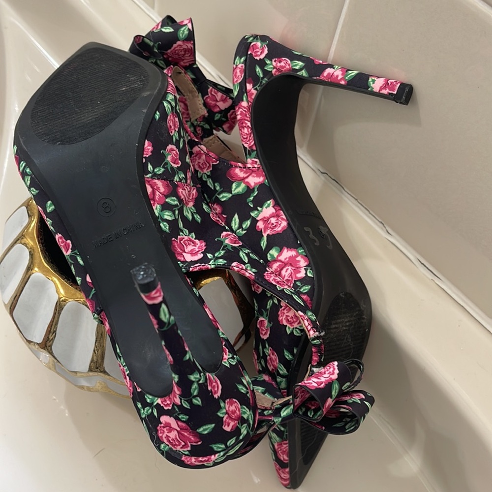 Host Pick๐๐๐Gorgeous pink roses Betsy Johnson heels ๐ธ๐ธby viviglam ๐ท - Picture 3 of 11